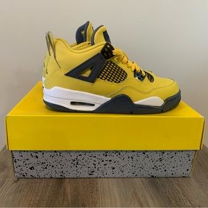 *Great Condition* Yellow Jordan 4 “Lightning” Size 5.5